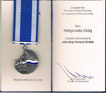 odznaka honoris gratia, odznaka dla małgorzaty ożóg, odznaka od prezydenta krakowa,  jacek majchrowski prezydent miasta krakowa, medal, odznaka