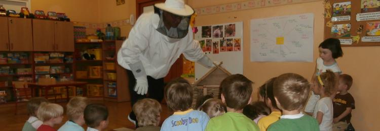 dzieci, pszedszkolaki, pszczelarz, strój pszczelarza, spotkanie z pszczelarzem